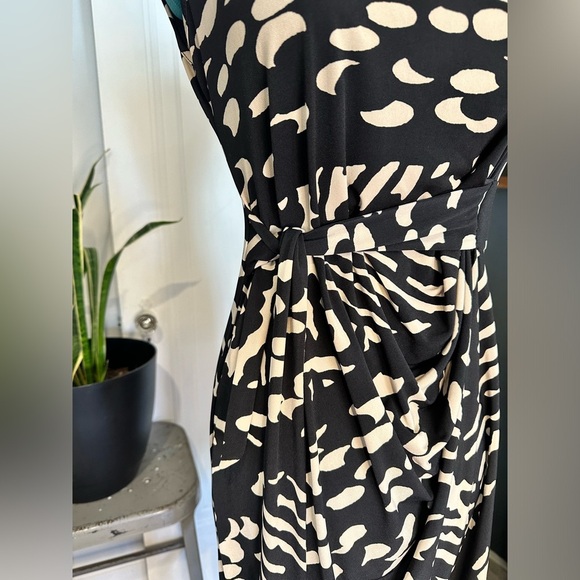 Motherhood Maternity size small Black and Tan Dotted Speckle Dress w/ Tie Front - Picture 3 of 16